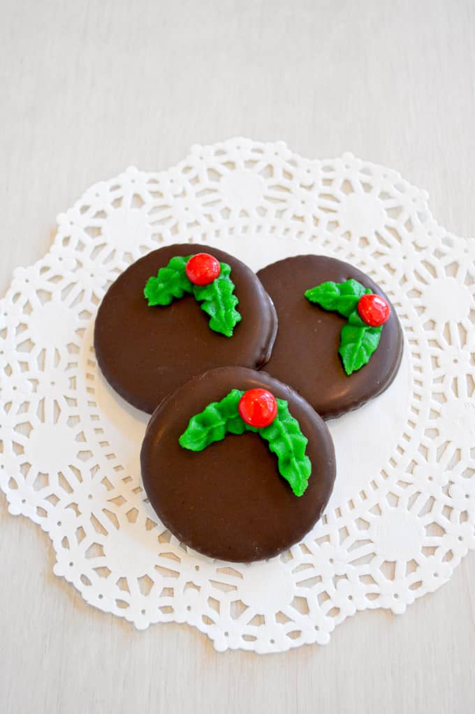 Mock Thins Mints made with Ritz crackers. Only 5 ingredients for the chocolate peppermint Christmas wreath cookies! | Kitchen Gidget