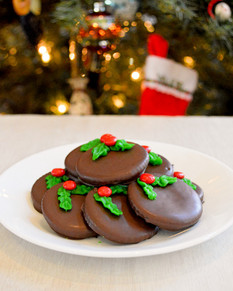 Christmas Cookie Wreaths: mock Thin Mints made with crackers dipped in peppermint chocolate | Kitchen Gidget