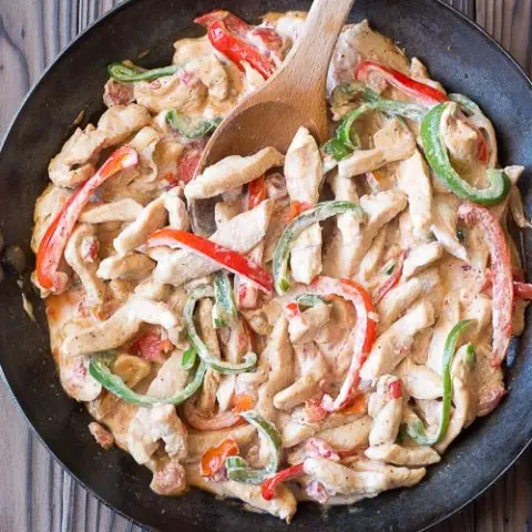 Creamy Chicken Tacos (fajitas) with peppers and salsa: quick and easy weeknight dinner! | Kitchen Gidget