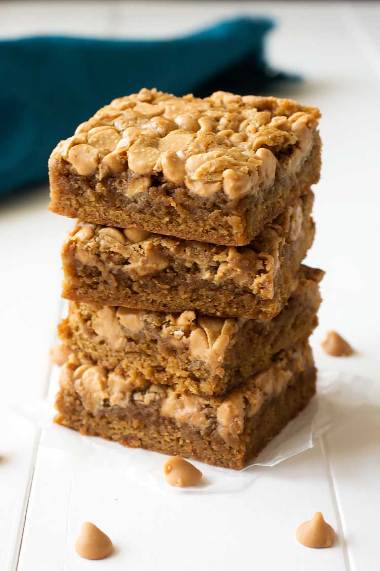 Soft and chewy Peanut Butter Chip Blondies - the peanut butter/caramelized brown sugar combination is irresistible! | Kitchen Gidget