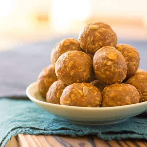 SunButter No Bake Energy Bites: healthy snack balls that taste like oatmeal cookies with no refined sugar! #cleaneating #realfood | Kitchen Gidget