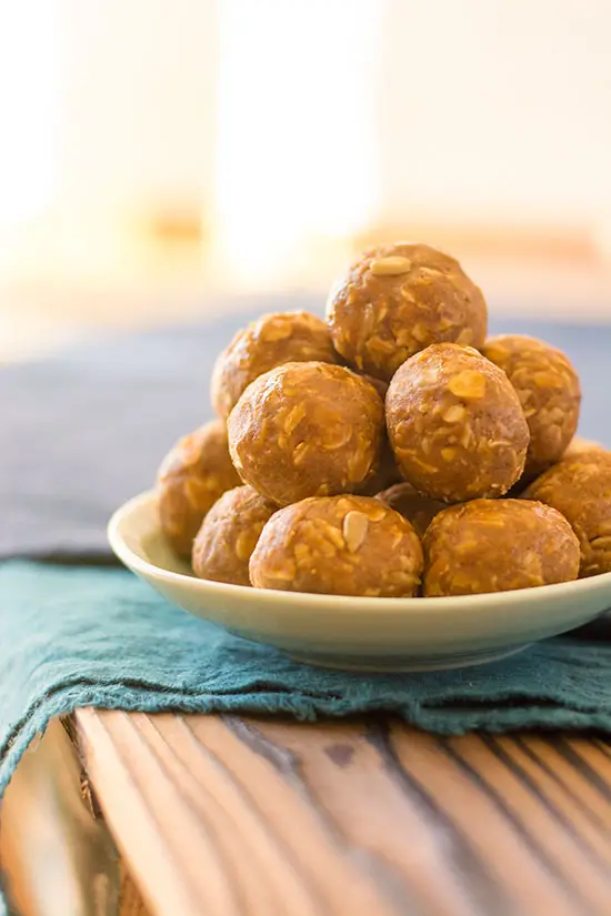 SunButter No Bake Energy Bites: healthy snack balls that taste like oatmeal cookies with no refined sugar! #cleaneating #realfood | Kitchen Gidget