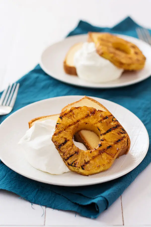 Juicy grilled pineapple with mascarpone whipped cream. A heavenly match for those long summer days!