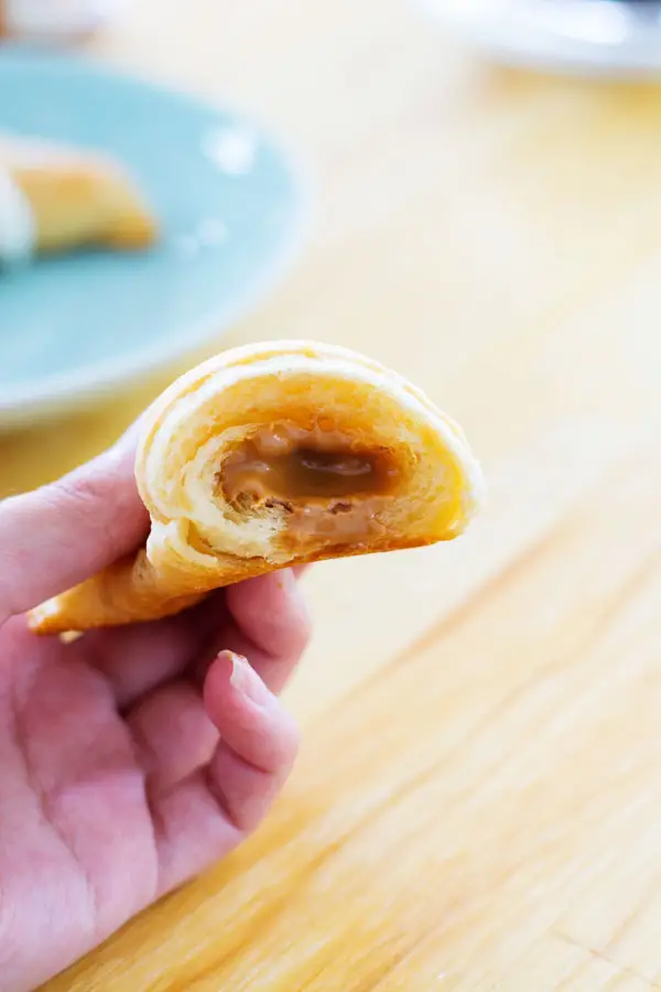 These cookie butter rolls are made with only two ingredients – crescent rolls and Biscoff cookie butter spread! 