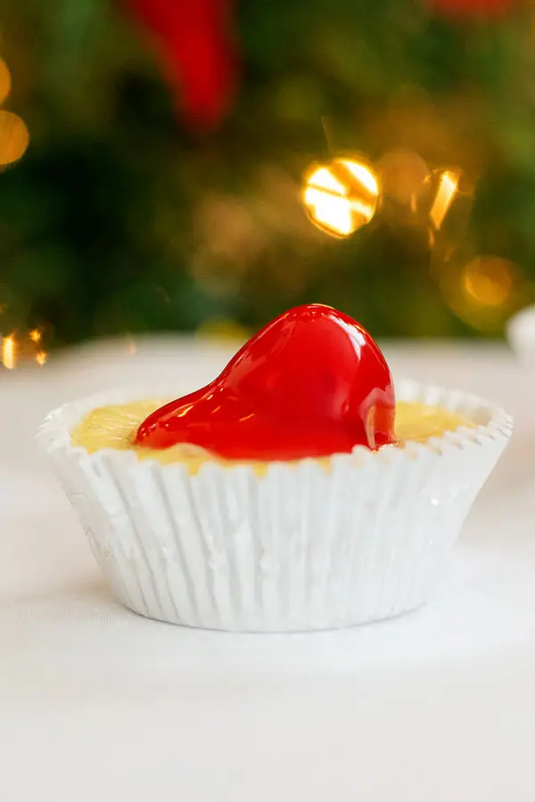 Mini cherry cheesecakes with a vanilla wafer crust! Easy, dessert bites with pie filling and Nilla wafers!