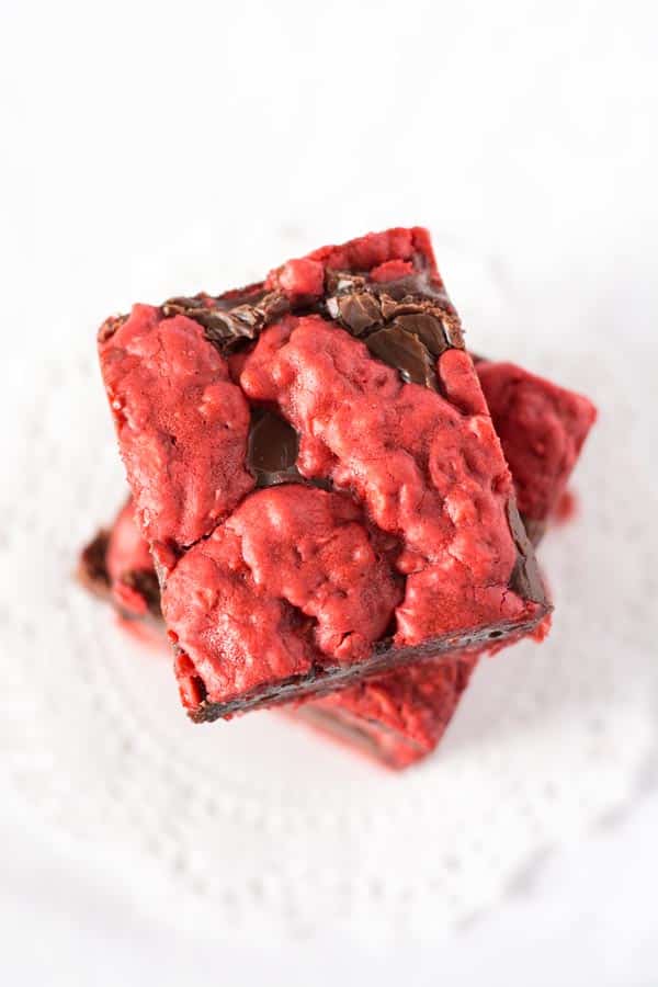 These red velvet oatmeal fudge bars are amazing! This Valentine's recipe features a layer of chocolate fudge baked between two layers of oatmeal cookies!
