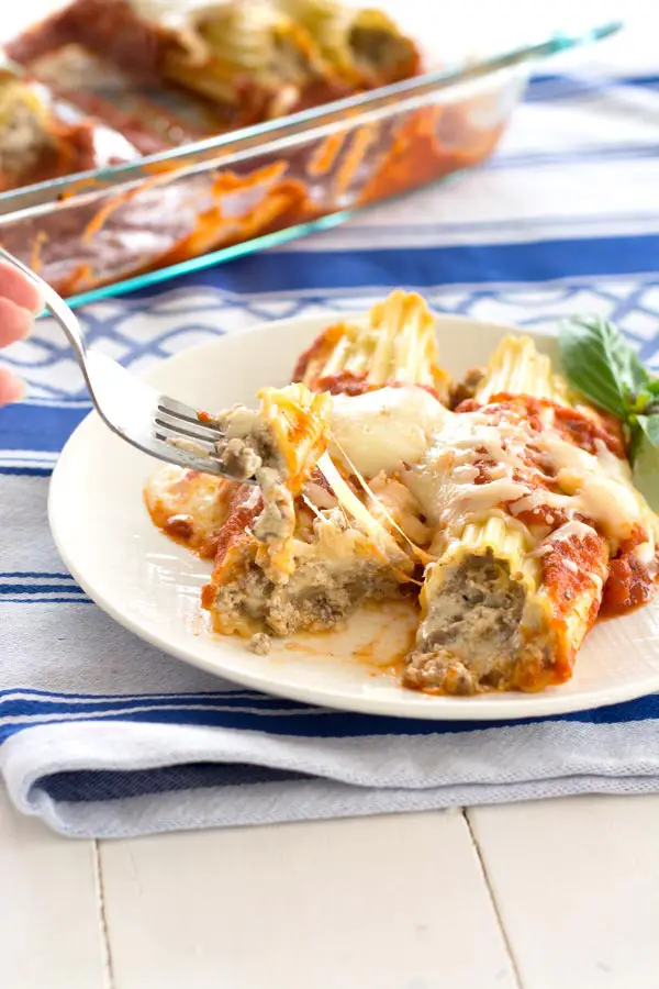Easy beef and cheese manicotti recipe the whole family will ask for again and again!