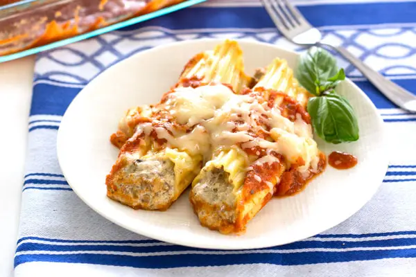 Easy beef and cheese manicotti recipe the whole family will ask for again and again!