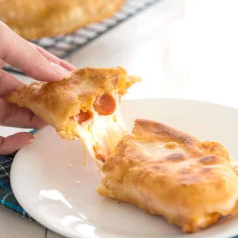 Easy Puerto Rican Pizza Empanadas (empanadillas de pizza) with pepperoni and cheese! #piday #recipes #recipe #recipeideas #easyrecipe #food #foodgawker #foodblog #recipeoftheday #appetizer #cheese #partyfood #dinner #pepperoni #pizza #empanadas #puertorican