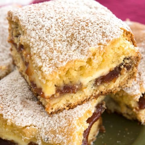Cream cheese coffee cake meets the Caribbean with this guava cake recipe! | Cubana Panetela de Guayaba receta