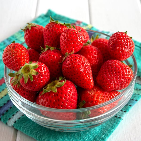 Bowl of strawberries for Fresas con Crema
