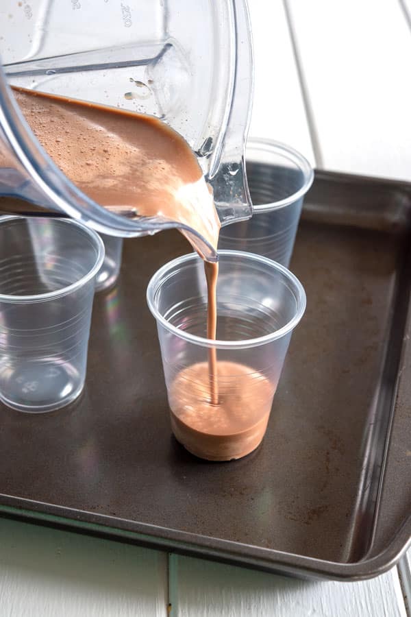 Limber de Nutella being poured into cups to freeze