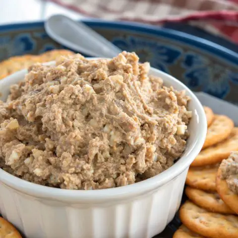 Small crock of chicken liver pâté with a plate of crackers
