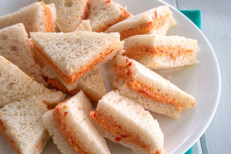 Sandwich de Mezcla ham & pimento cheese spread Kitchen Gidget