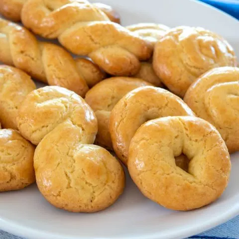 Plate of a dozen koulourakia cookies