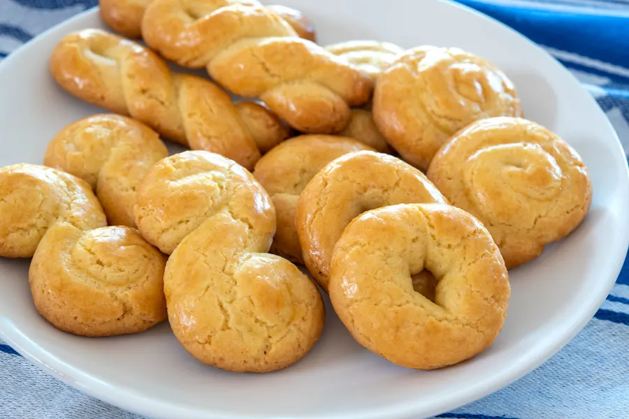 Plate of a dozen koulourakia cookies